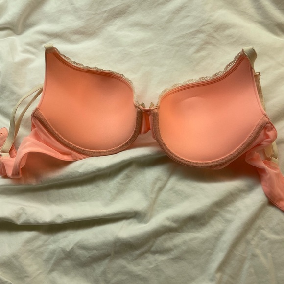 Victoria Secret push-up Demi - Picture 2 of 2